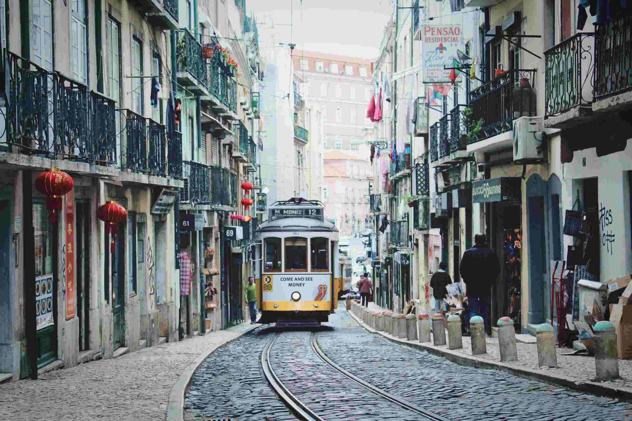 rua em lisboa portugal