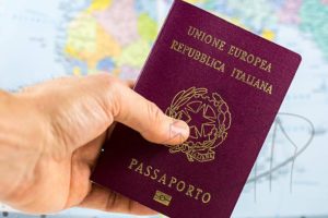 passaporte italiano sobre mapa mundi