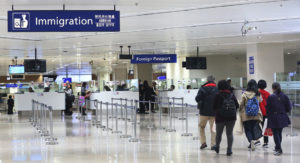 fila para setor de imigração em aeroporto